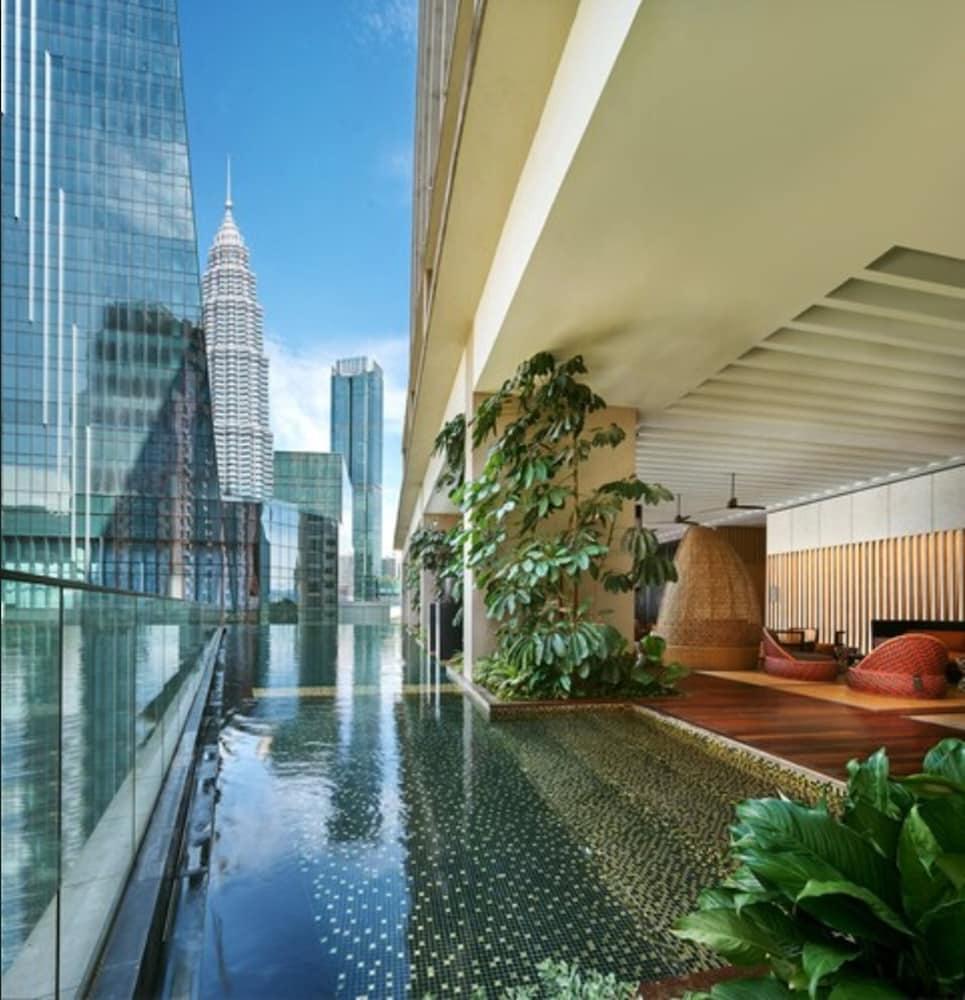 The Ruma Hotel And Residences Kuala Lumpur Exteriér fotografie The pool at the hotel