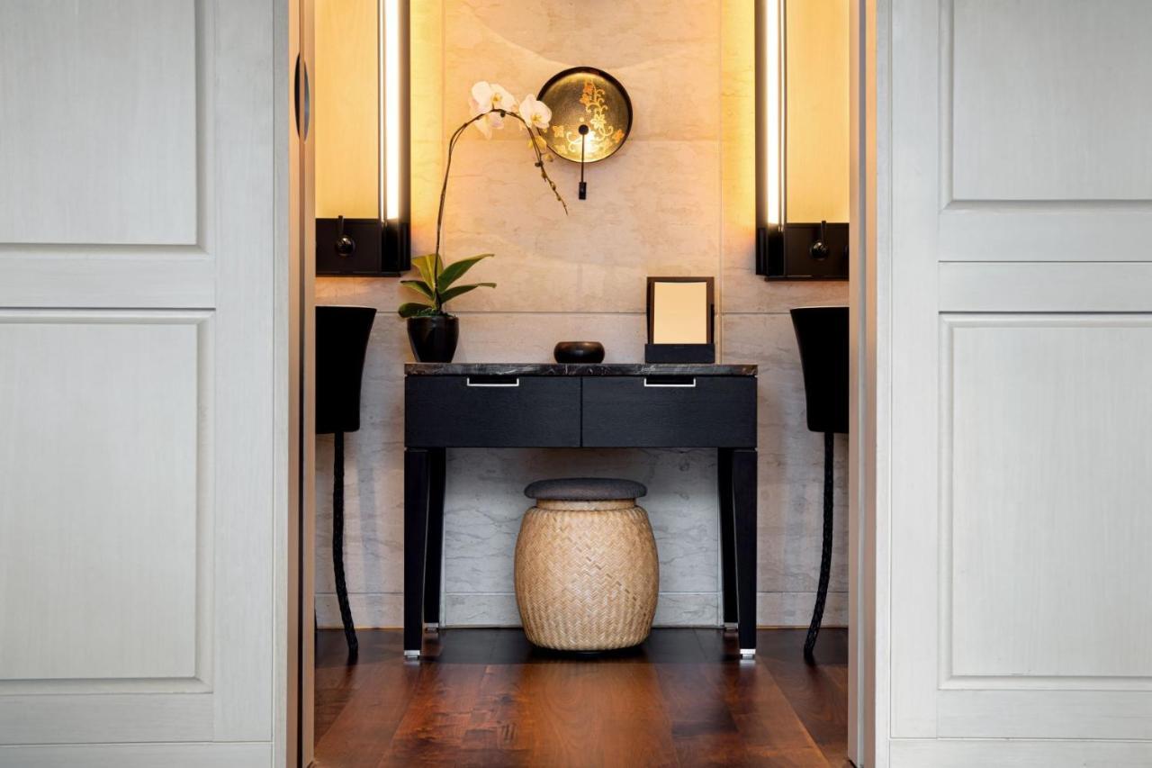 The Ruma Hotel And Residences Kuala Lumpur Exteriér fotografie A console table