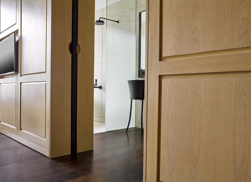 The Ruma Hotel And Residences Kuala Lumpur Exteriér fotografie A door with a door stop